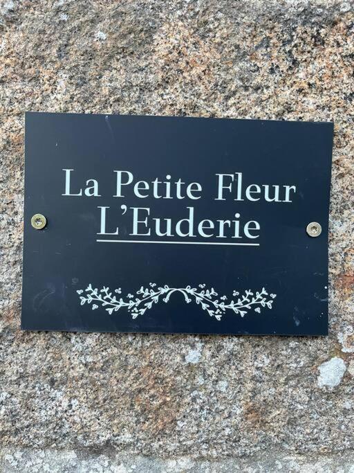 Le Petit Fleur - The Little Flower, Cosy Cottage Saint-Michel-de-Montjoie ภายนอก รูปภาพ